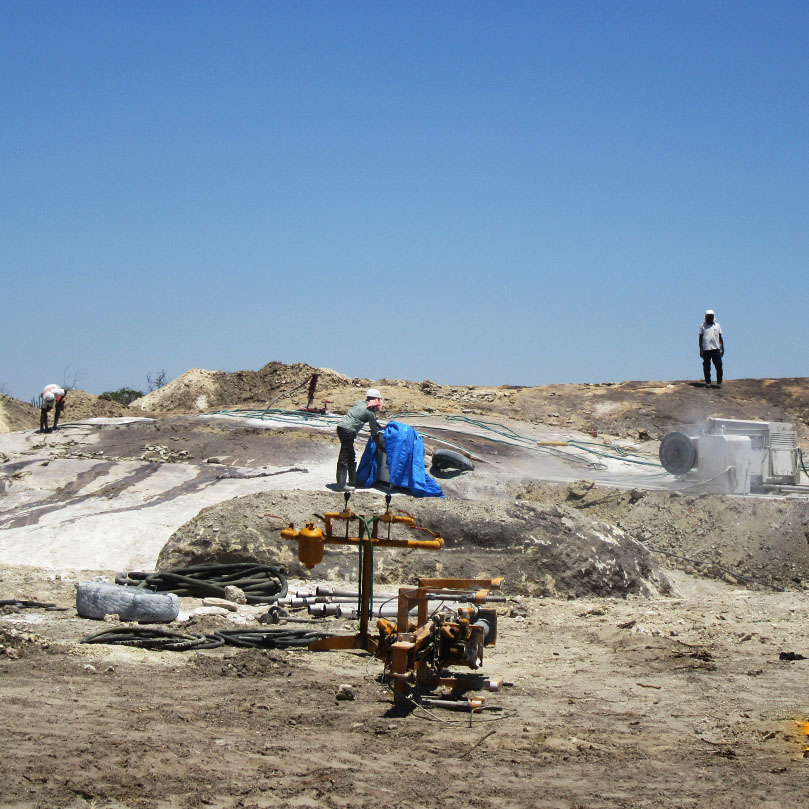 Labradorite Quarry - Blue Granite Quarry Manufacturer